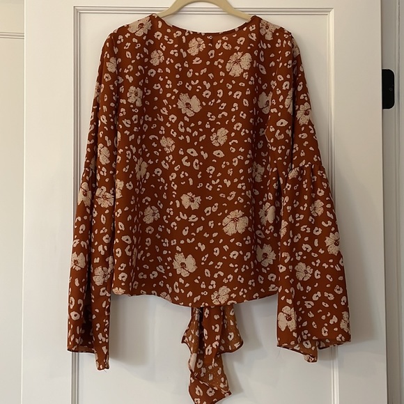 Molly Green Blouse with front tie - Picture 2 of 2